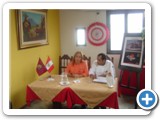 Blanca Chavez, exponiendo con su hijo, Renzo Quiroz 