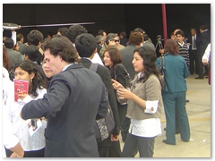 los asistentes, entre alumnos, participantes, invitados en general departen al final de la Ceremonia
